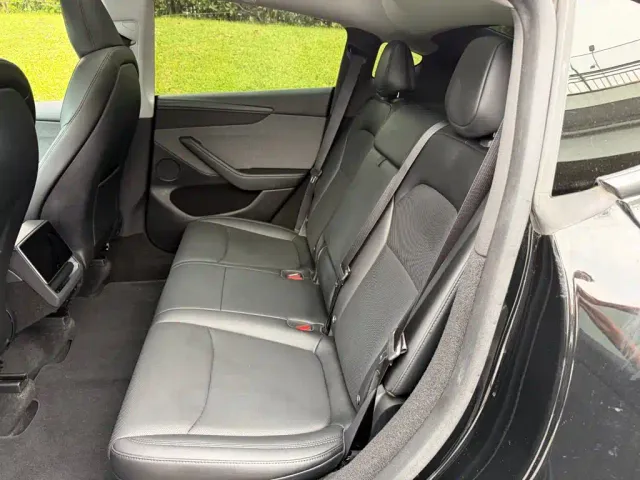 Tesla Model Y — Фото автомобиля 12