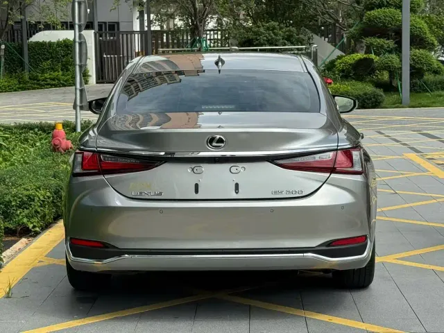 Lexus ES — Фото автомобиля 8
