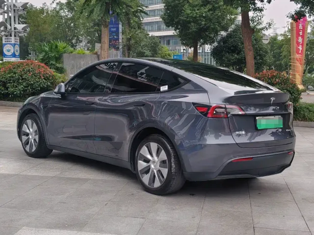 Tesla Model Y — Фото автомобиля 5