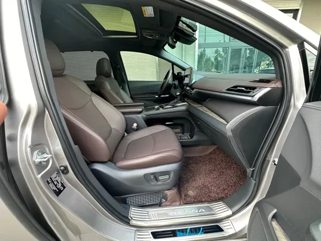Toyota Sienna — Фото автомобиля 5