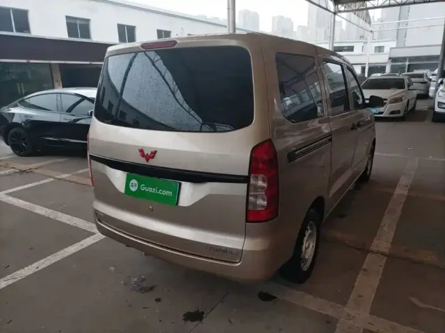 Wuling Hongguang V — Фото автомобиля 6