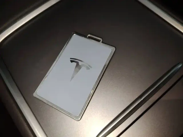 Tesla Model Y — Фото автомобиля 8