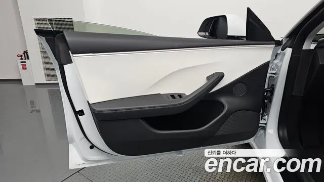Tesla Model 3 — Фото автомобиля 13
