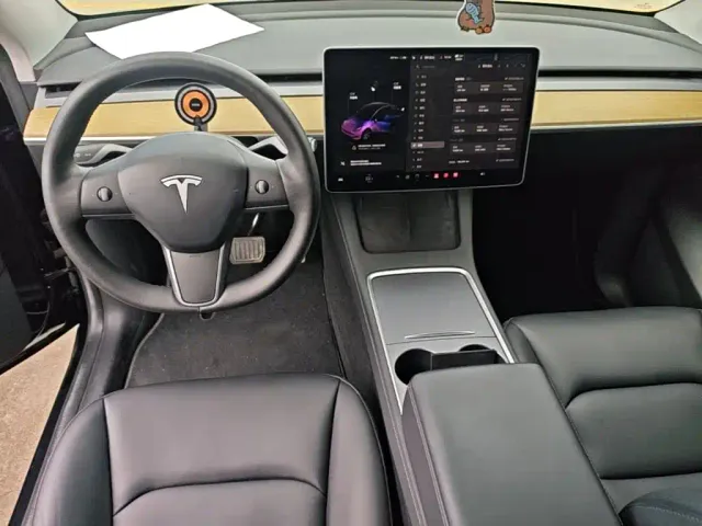 Tesla Model Y — Фото автомобиля 9