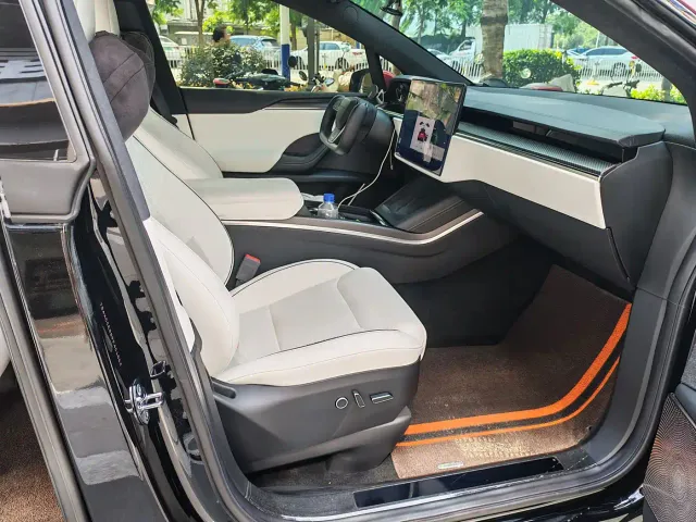 Tesla Model X — Фото автомобиля 15