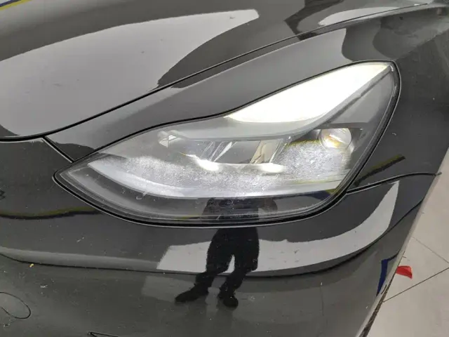 Tesla Model 3 — Фото автомобиля 5