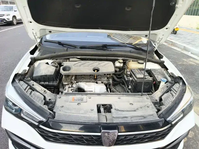 Roewe i5 — Фото автомобиля 19