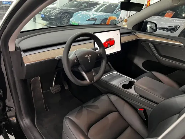 Tesla Model Y — Фото автомобиля 5