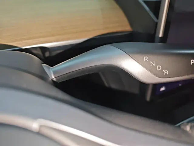 Tesla Model Y — Фото автомобиля 13