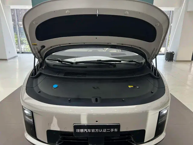 Li Auto i8 — Фото автомобиля 3