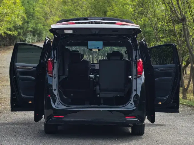 Toyota Alphard — Фото автомобиля 7