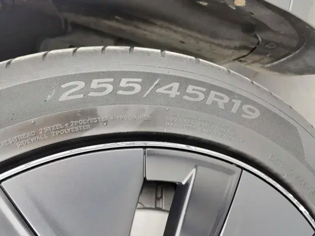 Tesla Model Y — Фото автомобиля 24