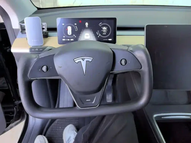 Tesla Model Y — Фото автомобиля 10