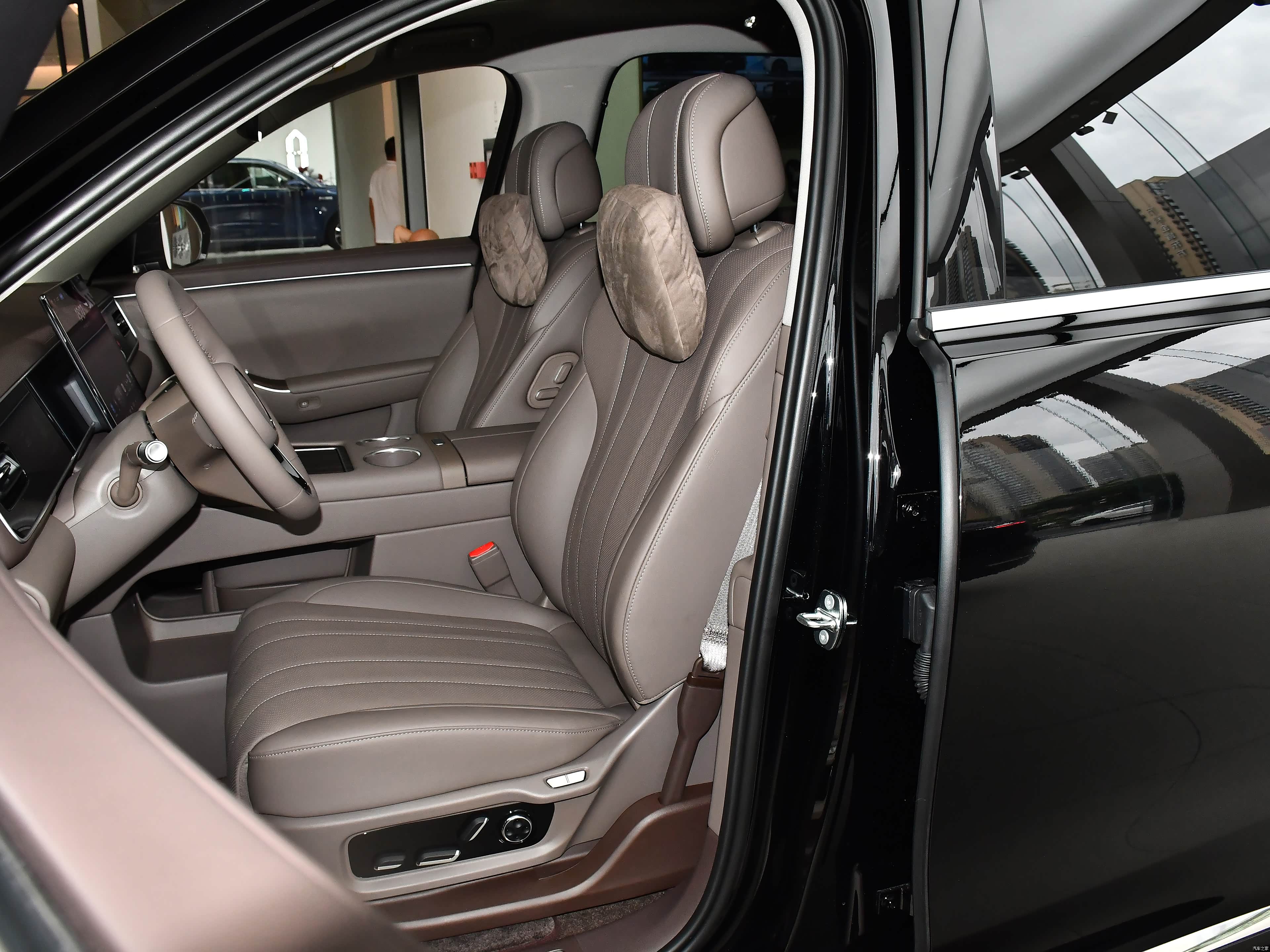 AITO M7 EREV Ultra 6 seats 4wd — Фото автомобиля 7