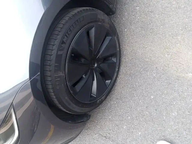 Tesla Model 3 — Фото автомобиля 22