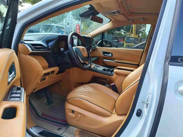 Toyota Sienna — Фото автомобиля 4