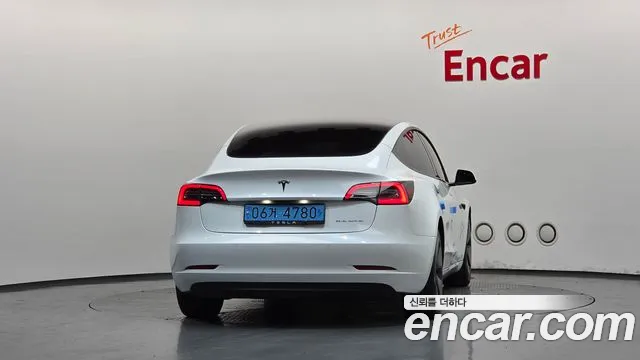 Tesla Model 3 — Фото автомобиля 4