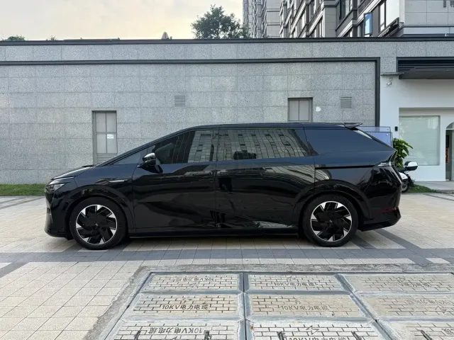 Xpeng X9 — Фото автомобиля 15