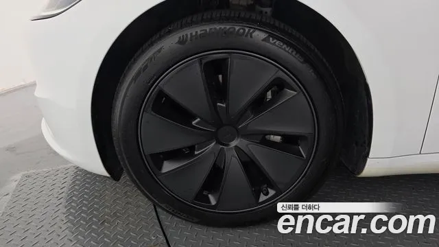Tesla Model 3 — Фото автомобиля 4