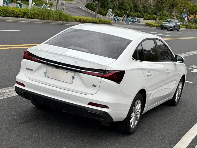 Roewe i5 — Фото автомобиля 6