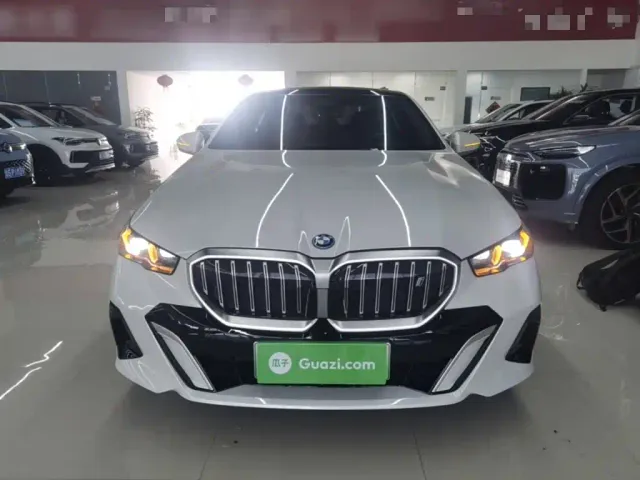 BMW i5 — Фото автомобиля 2