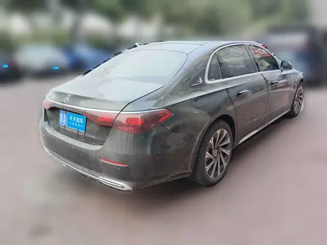 Mercedes-Benz E-Class — Фото автомобиля 2