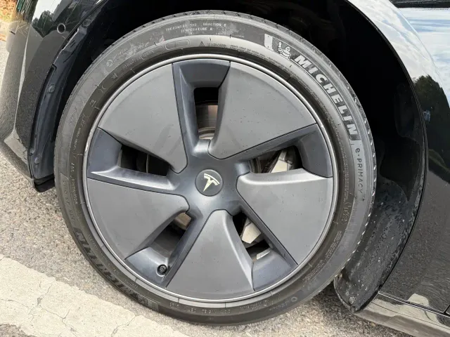Tesla Model 3 — Фото автомобиля 18