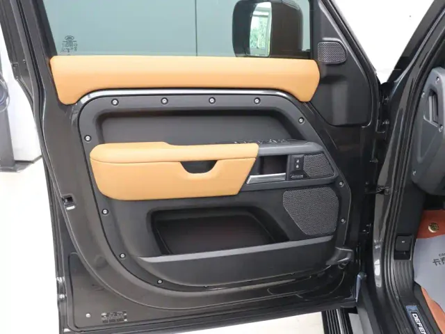 Land Rover Defender — Фото автомобиля 10