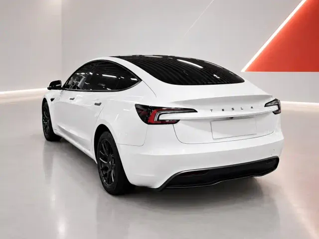 Tesla Model 3 — Фото автомобиля 4