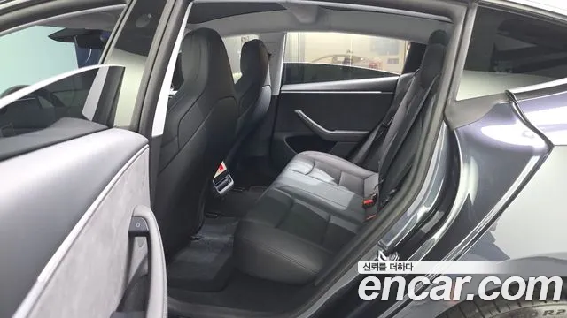 Tesla Model 3 — Фото автомобиля 21