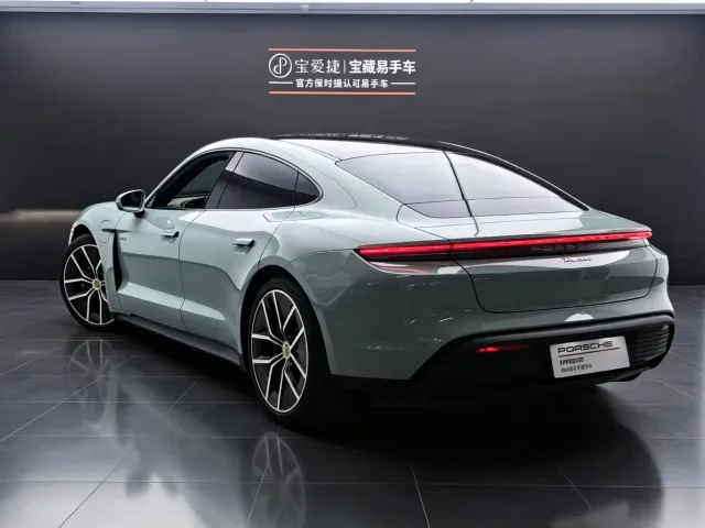 Porsche Taycan — Фото автомобиля 3