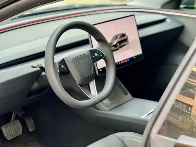 Tesla Model 3 — Фото автомобиля 19