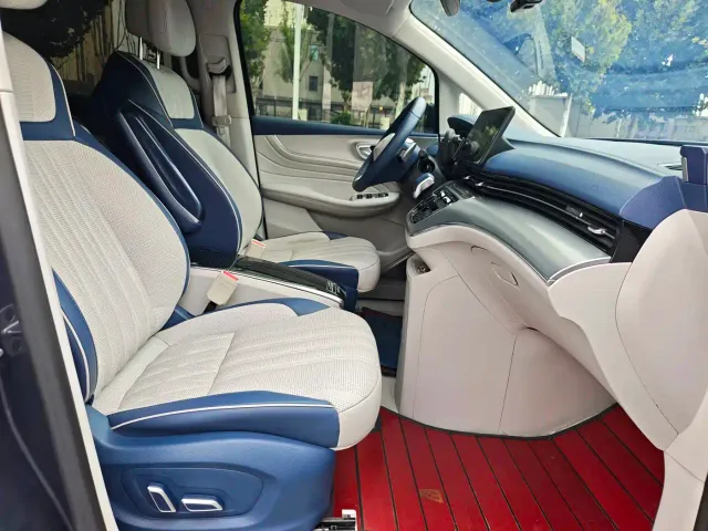 Roewe iMAX8 — Фото автомобиля 6