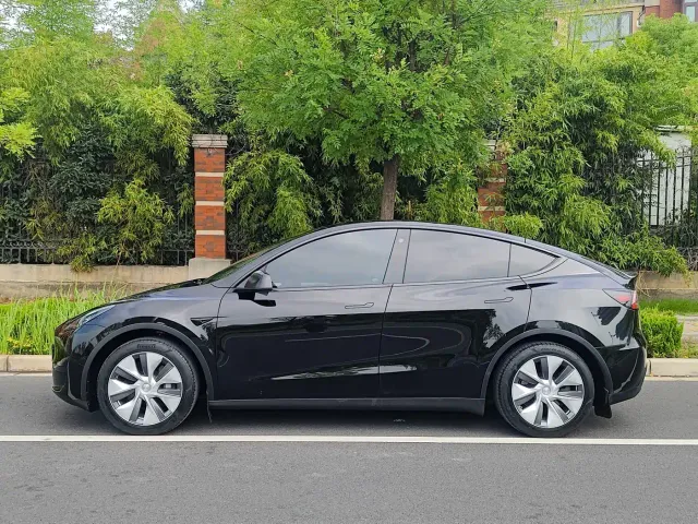 Tesla Model Y — Фото автомобиля 18