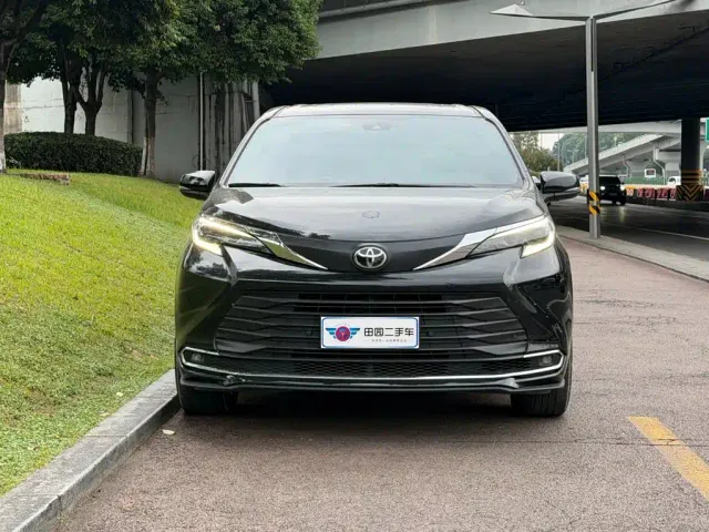 Toyota Sienna — Фото автомобиля 2