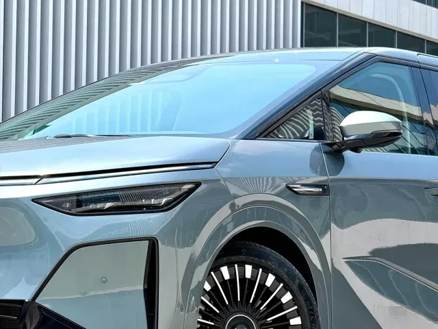 Xpeng X9 — Фото автомобиля 2