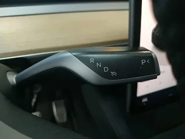 Tesla Model Y — Фото автомобиля 13