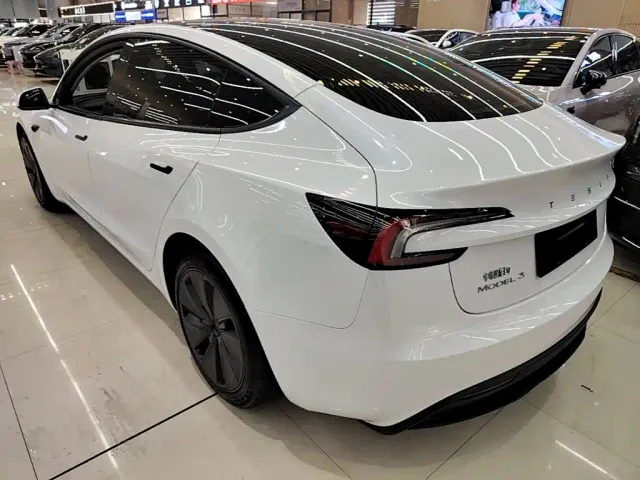 Tesla Model 3 — Фото автомобиля 4