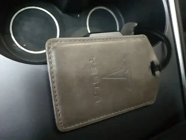Tesla Model Y — Фото автомобиля 8