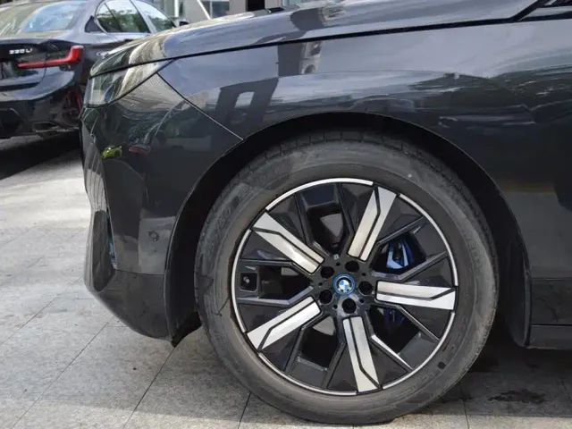 BMW iX — Фото автомобиля 13