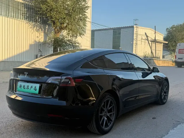 Tesla Model 3 — Фото автомобиля 6