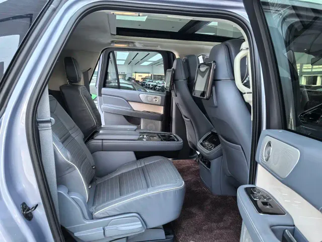 Lincoln Navigator — Фото автомобиля 11