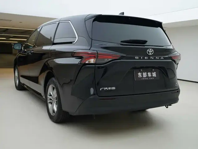 Toyota Sienna — Фото автомобиля 4