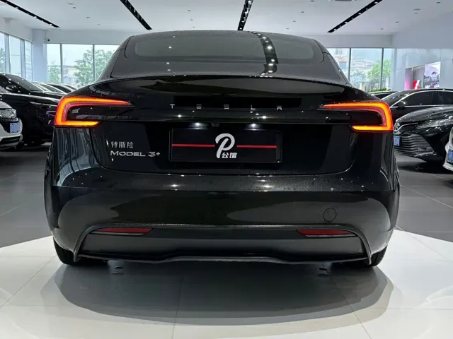 Tesla Model 3 — Фото автомобиля 6