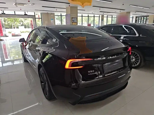 Tesla Model 3 — Фото автомобиля 22