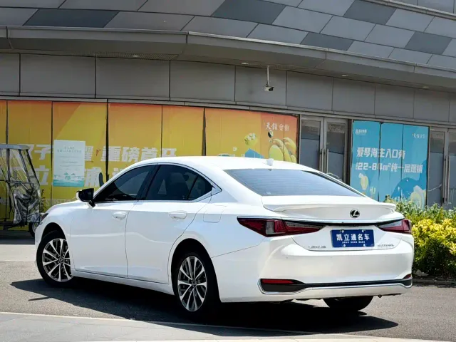 Lexus ES — Фото автомобиля 2