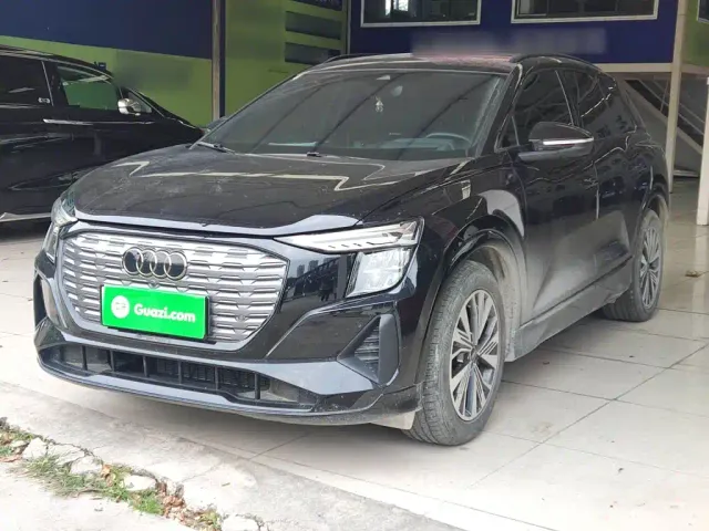 Фотография автомобиля — Audi Q5 e-tron