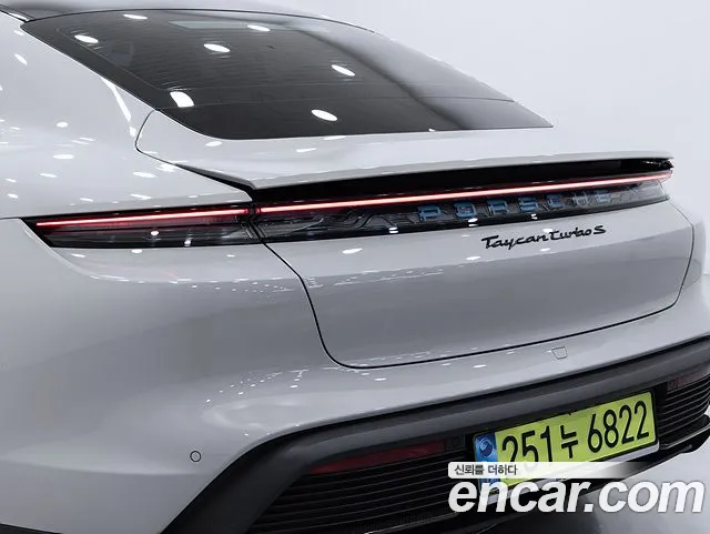 Porsche Taycan — Фото автомобиля 12