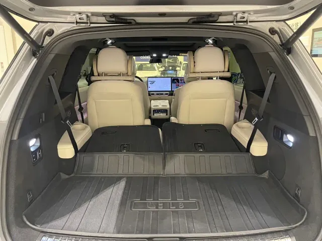 Li Auto L8 — Фото автомобиля 15