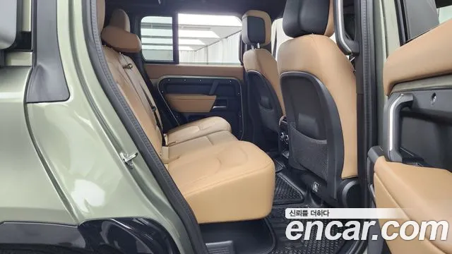 Land Rover Defender — Фото автомобиля 12